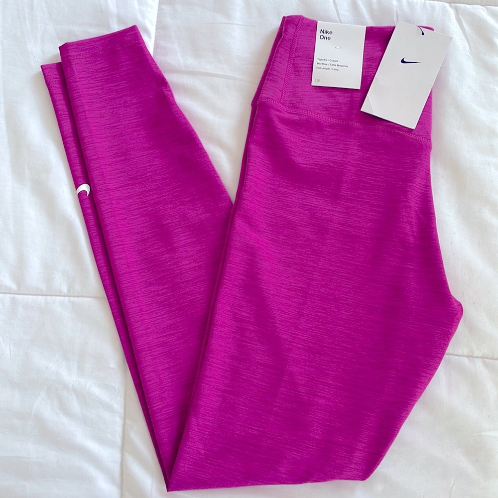NWT 🔥NIKE LEGGINGS🔥 Women’s tight fit midrise full length size Small